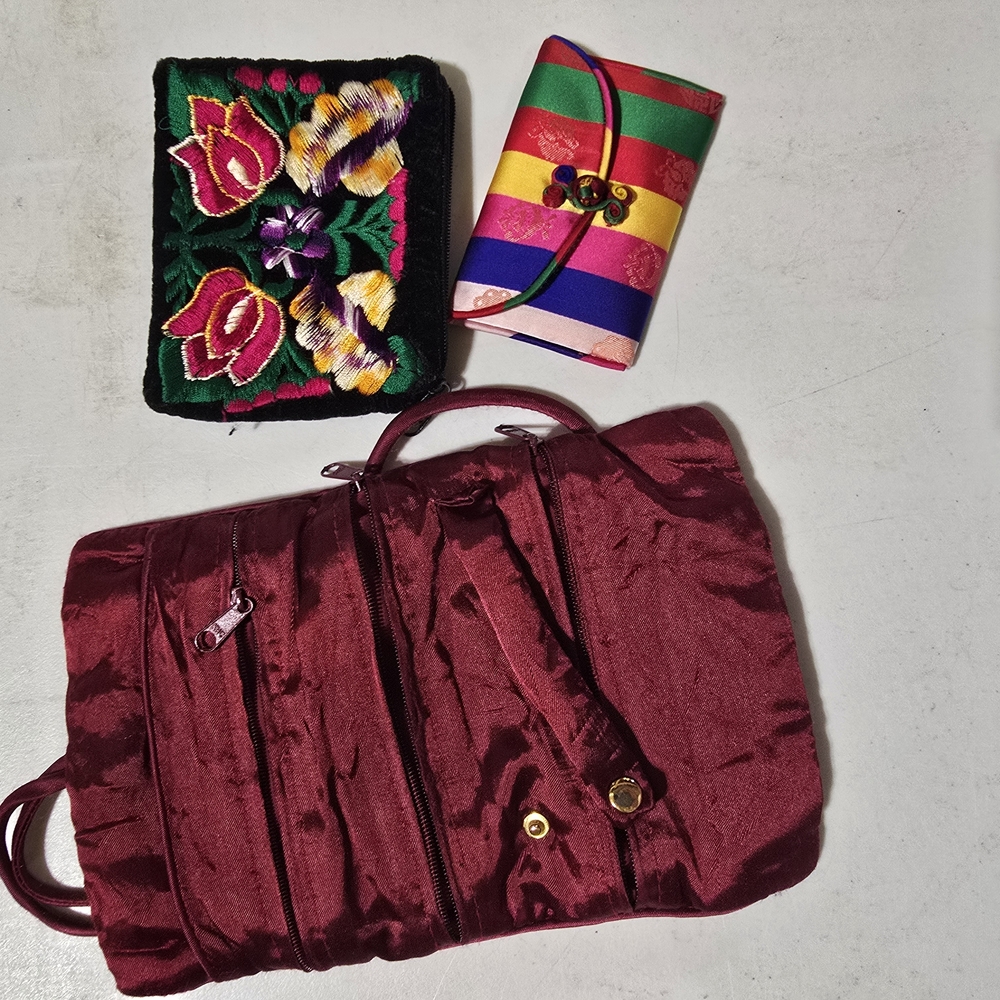 Burgandy Jewelry Roll And 2 Small Jewelry Pouches. - Picture 13 of 13